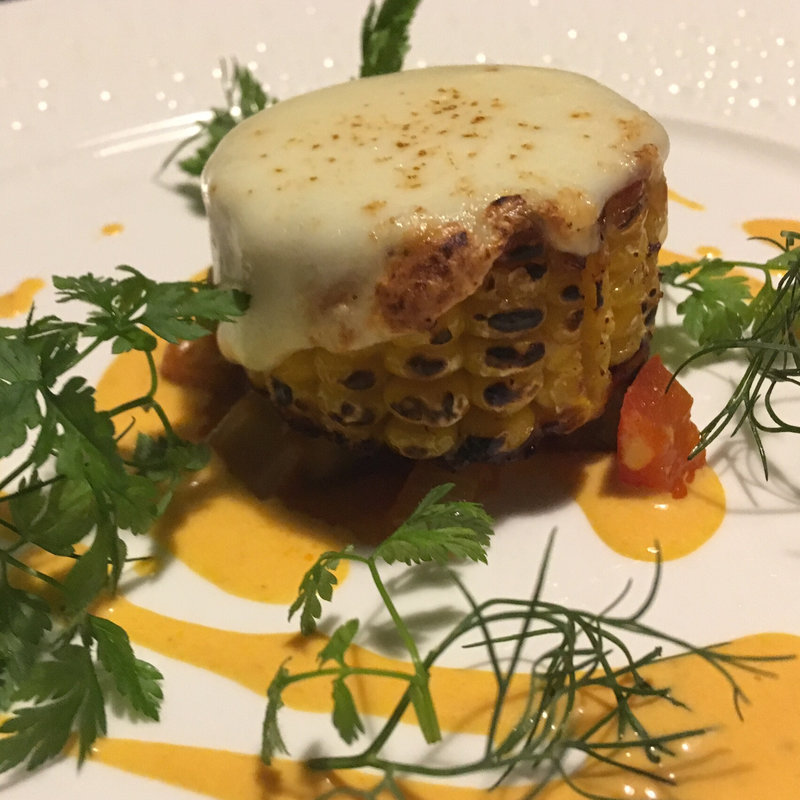 モツァレラを乗せて焼き上げた 北海帆立のムースを詰めたトウモロコシ(レストラン・ピウ)