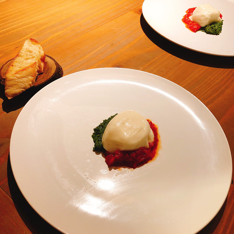 世界一トマト ケールのジェノベーゼとブラータチーズ(WE ARE THE FARM 目黒)