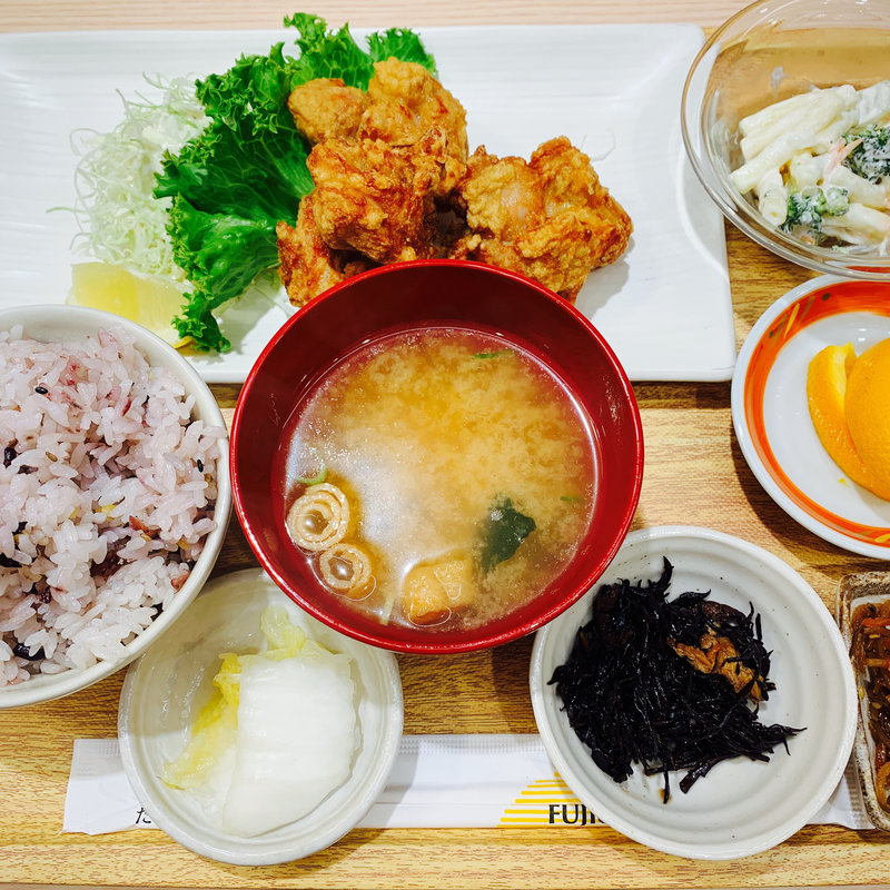 鶏のこんがり黄金唐揚定食(さち福や ナビオ)