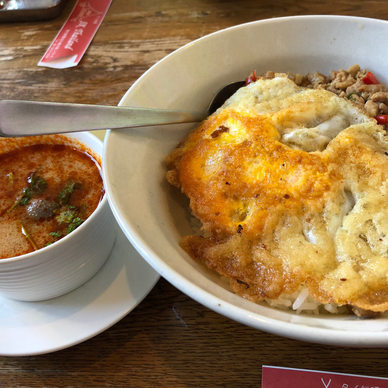 ガパオガイ・カイダオとトムヤムクンスープセット（別途250円）(タイ料理 SK THAILAND)