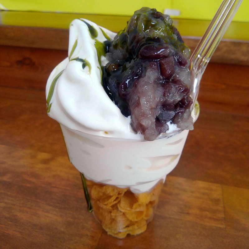 庄内名物 いとこ煮入りソフト(白糸の滝ドライブイン )