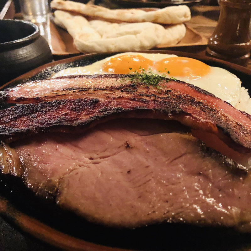 ローストビーフとベーコンエッグカレー(ヴィラ・アフガン )