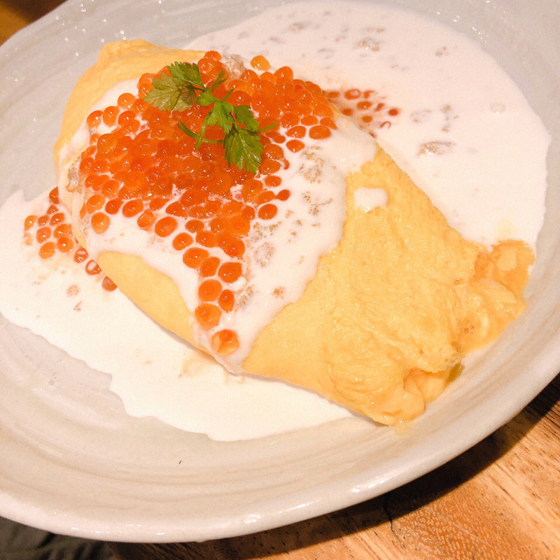 モッツァレラチーズと生ウニのオムレツ いくらトッピング(独楽)