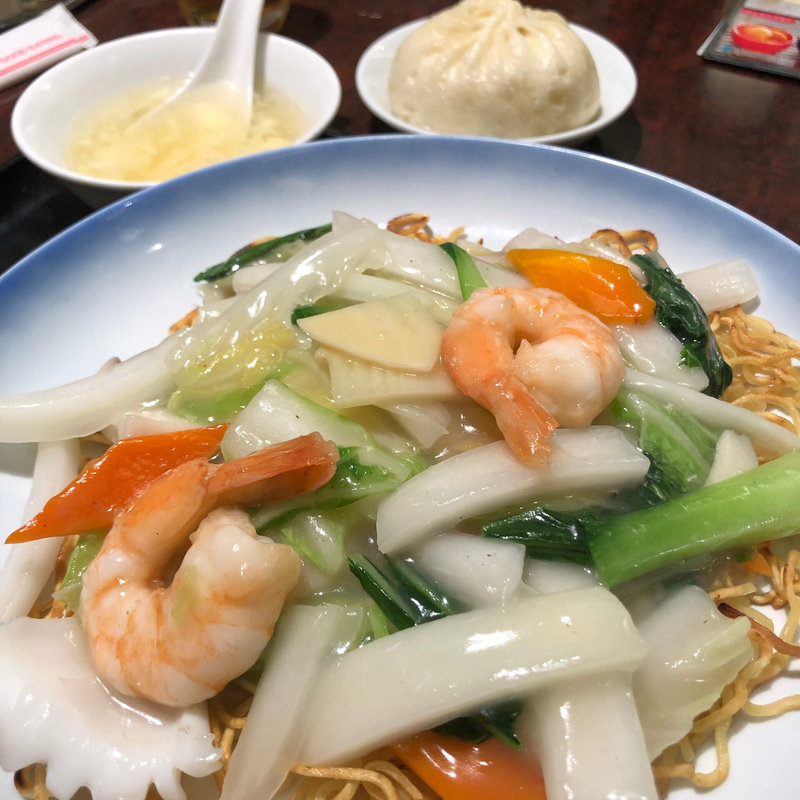 海鮮焼きそばと豚まんのセット(551蓬莱 本店)