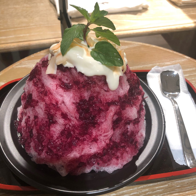かき氷 ぶどうとココナッツのブラマンジェ杏仁クリームかけ(ブルームアンドブランチ 古美コーヒー)