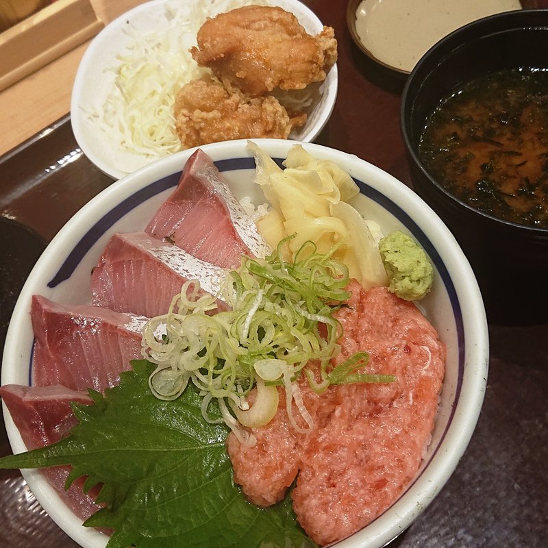 天然ハマチ・ネギトロ丼と鶏唐揚セット(築地食堂源ちゃん 川崎アゼリア店)