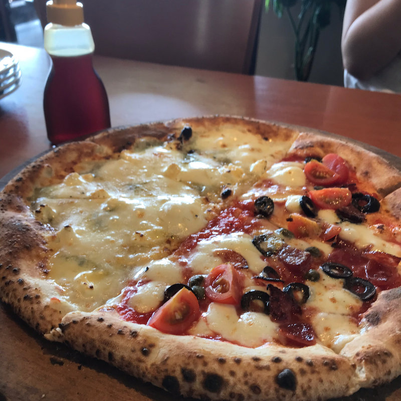 ナポレターナとクアトロファルマッジのハーフ(檪の丘 （クヌギノオカ）)