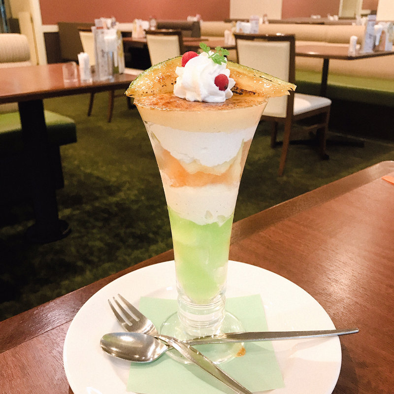 焦がしメロンのブリュレパフェ(ロイヤルホスト音羽店)