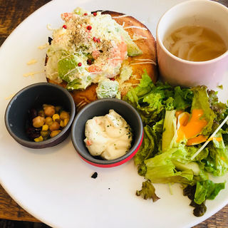 えびとアボカドのパンケーキ(カフェ パンプルムゥス 仙台 （Cafe Pamplemousse）)