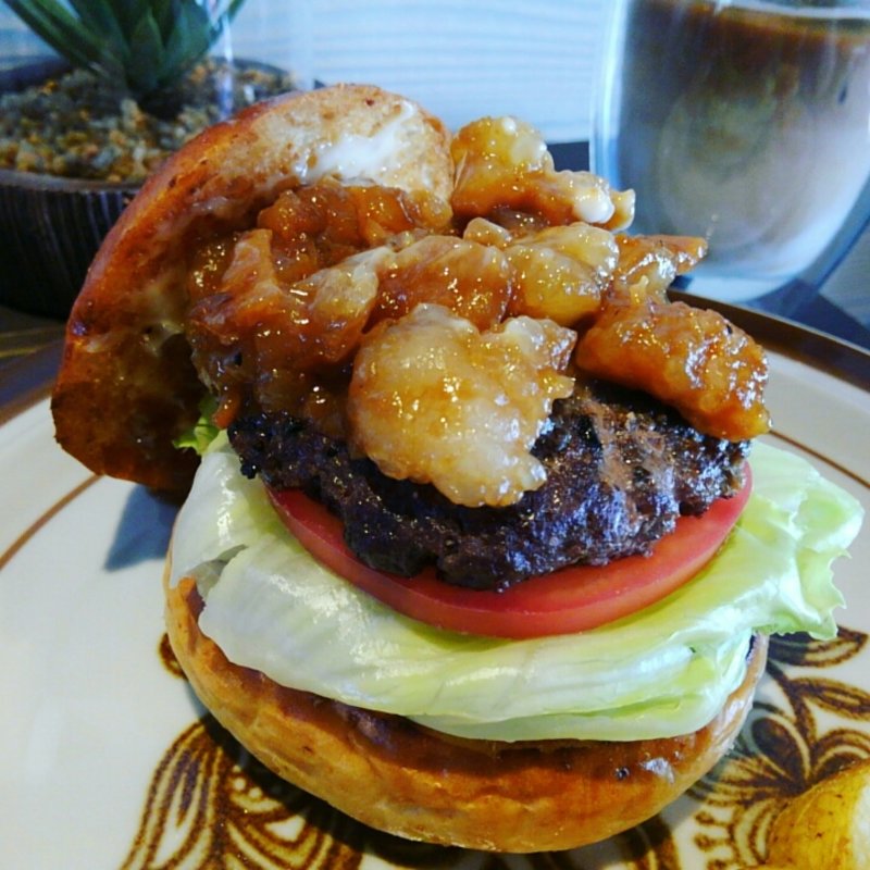 チョップドホルモンの味噌煮バーガー(だるま珈琲)