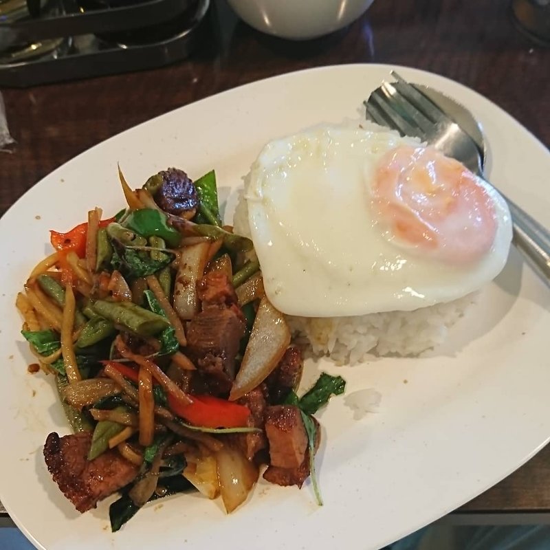 ガパオ・ムー・カオ(カリカリ豚肉炒めご飯)(チョッディー )