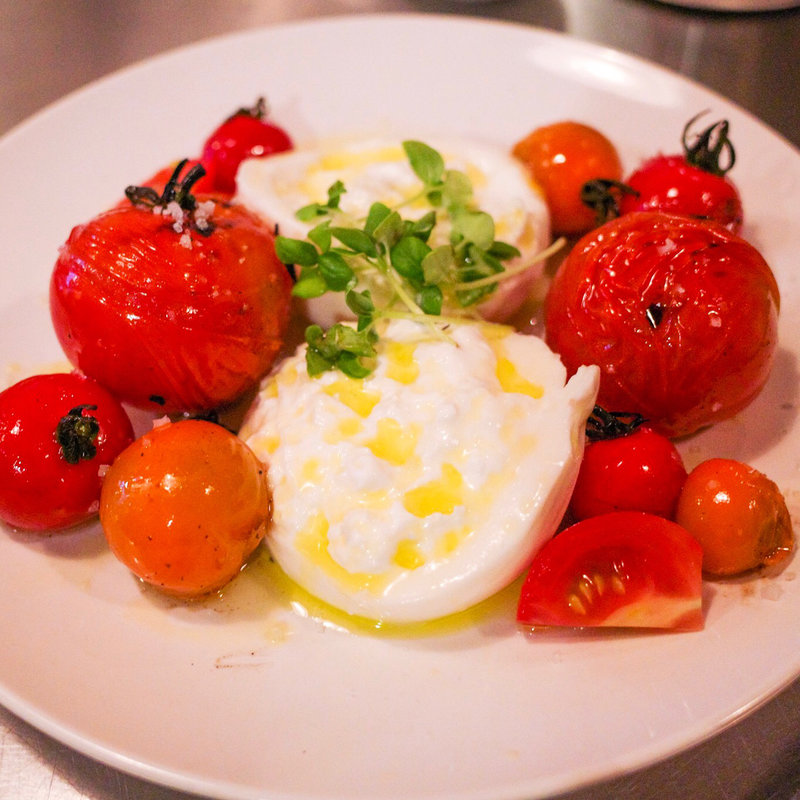 3種トマトの炭火焼き＆ブラータチーズ(焼鳥BAR A VINS 76 (76vin))