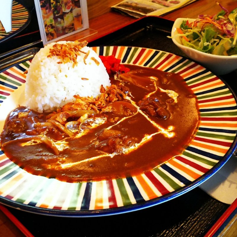 すじ肉煮込みカレー(サラダ付)(尾山食堂)