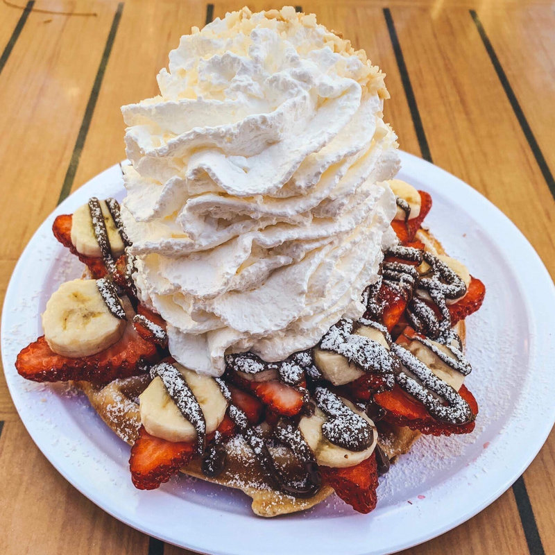 ストロベリー、バナナ、ホイップクリームとマカダミアナッツ(Eggs 'n Things お台場店)