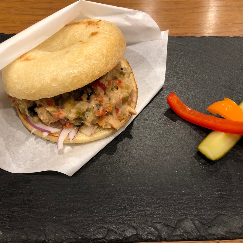 ベーグル ツナ(カフェ ロストロ)