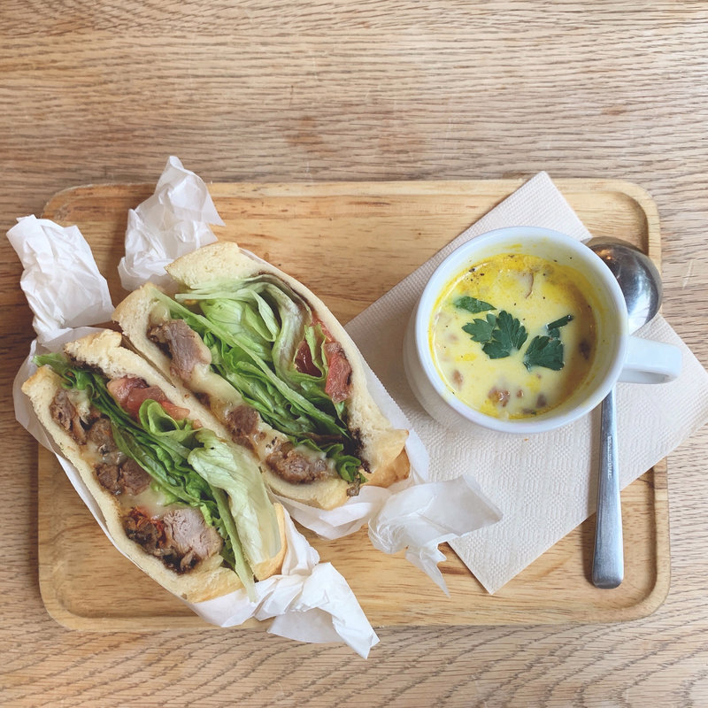 自家製サルシッチャとドライトマトのわんぱくサンドイッチ(コトカフェ)