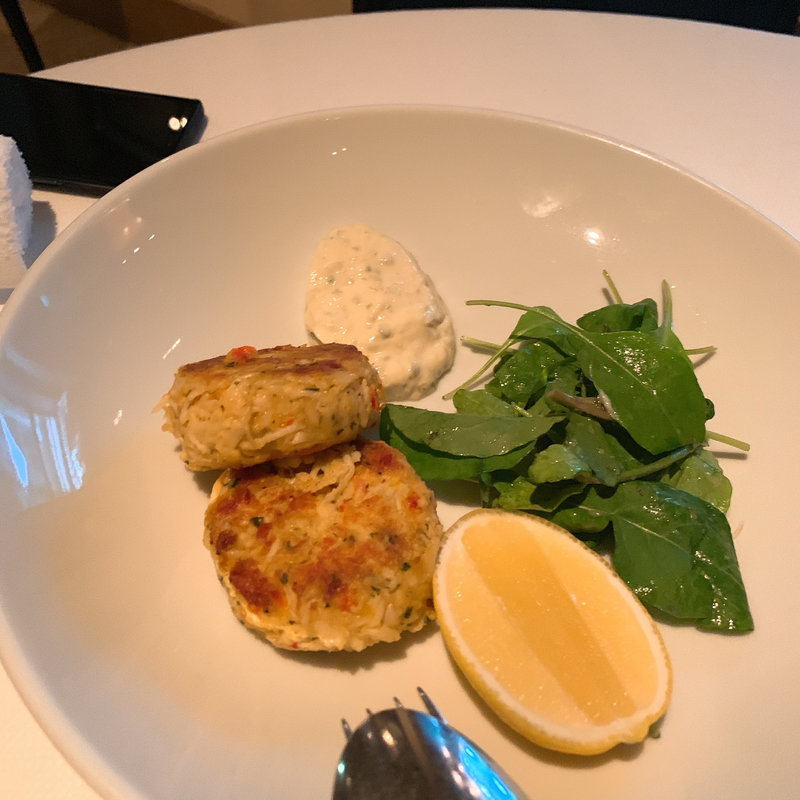 タラバガニのクラブケーキ レムラードソース(ステーキハウス オークドア)