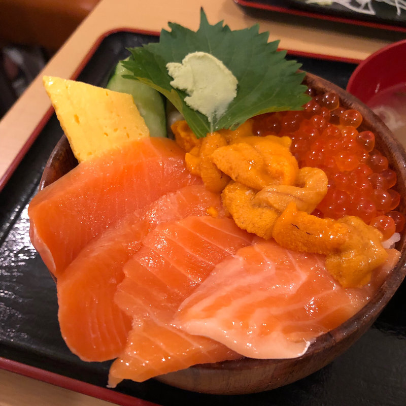 三種から選べる海鮮丼 (うに、いくら、とろサーモン)(さんかく亭)