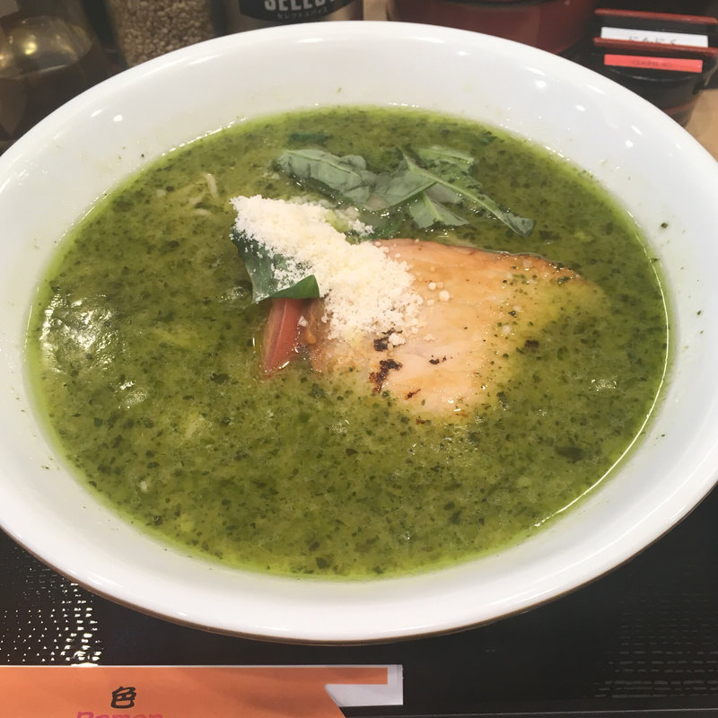 緑豚骨ラーメン ジェノベーゼ豚骨(色彩)