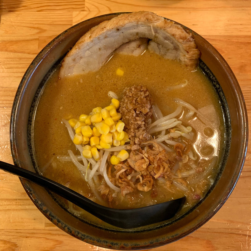 カレーラーメンとチャーシュー(味噌ラーメン 門左衛門 朝霞台店)