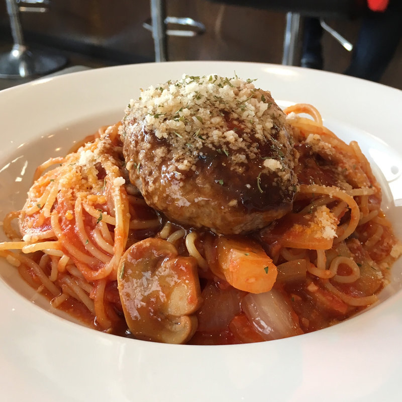 ハンバーグのせトマトスパゲッティ(Ｂｅｎｅ)