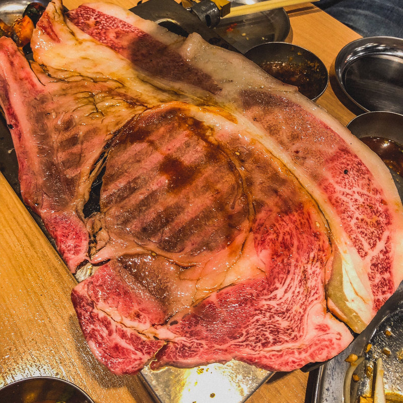 はみ出るカルビ(ふたご)