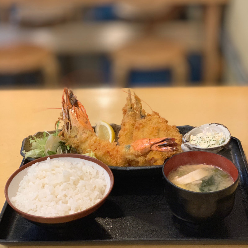 大エビとアジフライ(タカマル鮮魚店 ４合館)