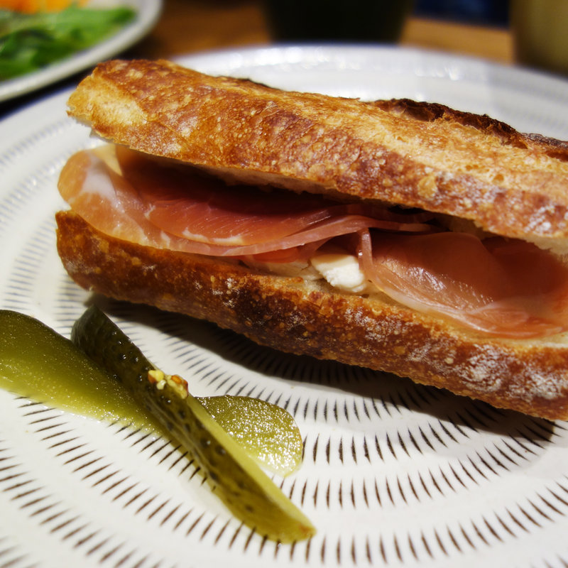 生ハムとブリーチーズのバゲットサンド(ロヂウラベーカリー 西新)