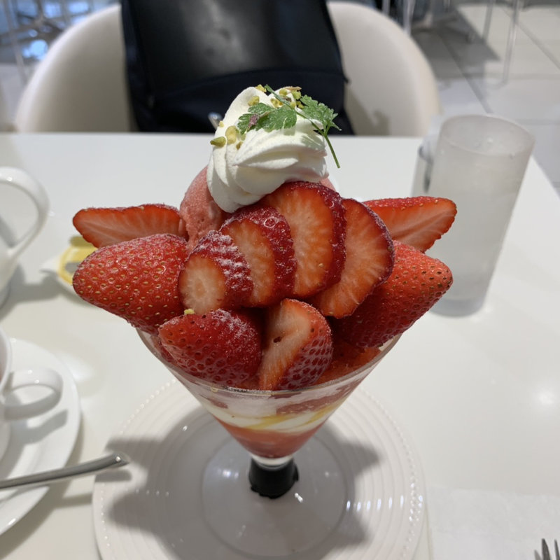 イチゴのパフェ(タカノフルーツパーラー)