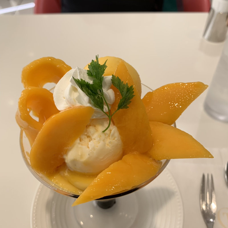 マンゴーのパフェ(タカノフルーツパーラー)