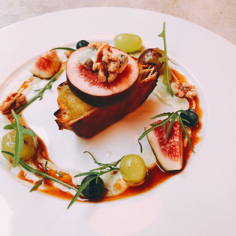 さつまいものパイ包み焼き無花果と葡萄のサラダ仕立て(kiki （キキ）)