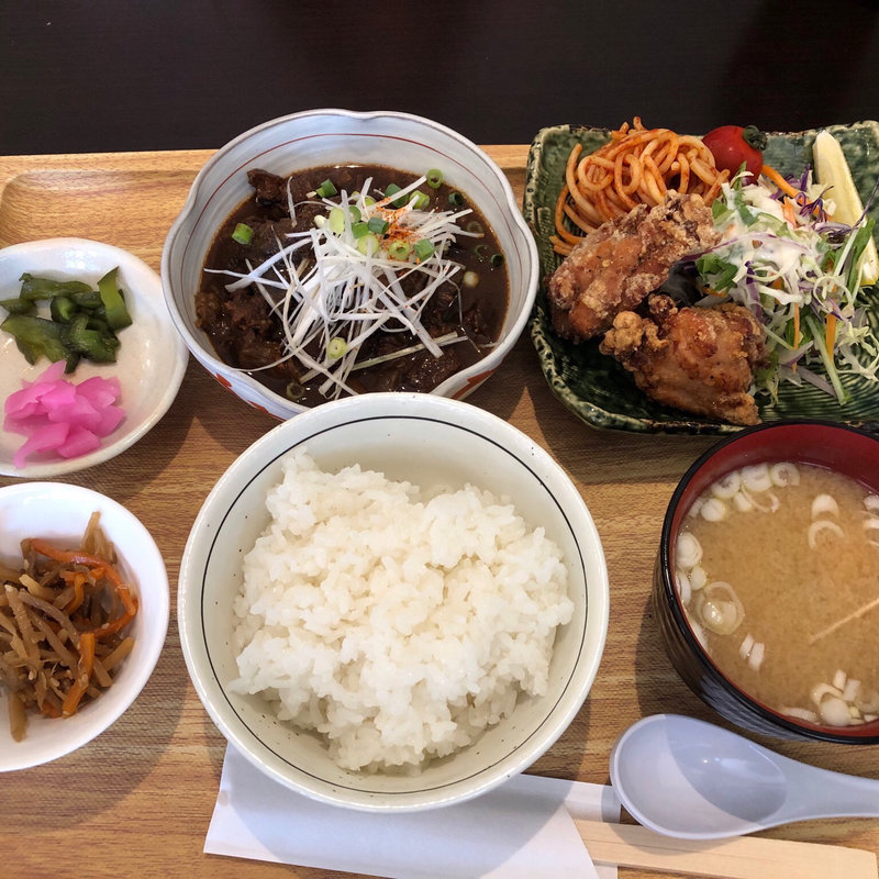 牛すじ煮込みと鶏竜田揚げ定食(May30)