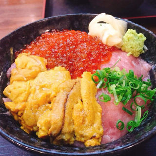 海鮮丼(魚人食堂 （ウオンチュショクドウ）)