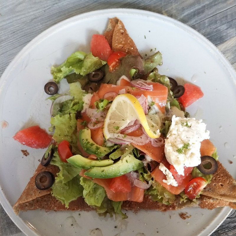 スモークサーモンとアボカド＆グレープフルーツのクリームチーズサラダガレット(ヌフクレープリー)