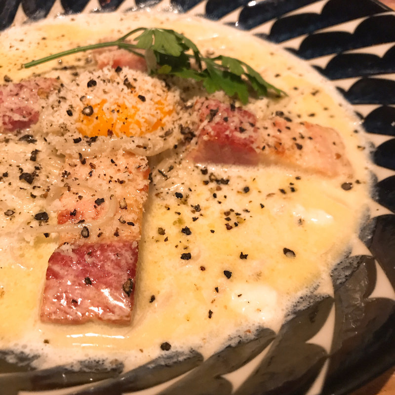 蕎麦屋のカルボナーラ蕎麦(EBISU FRY BAR エビスフライバル)