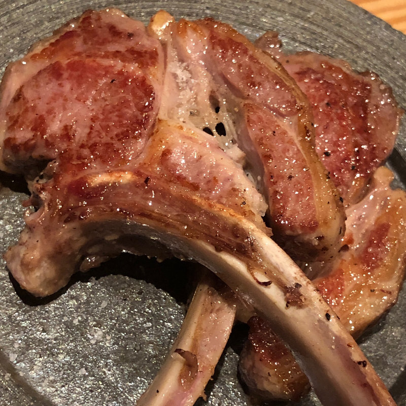 かぶりつきラムチョップ(塩)(原価ビストロBAN！ 八丁堀)