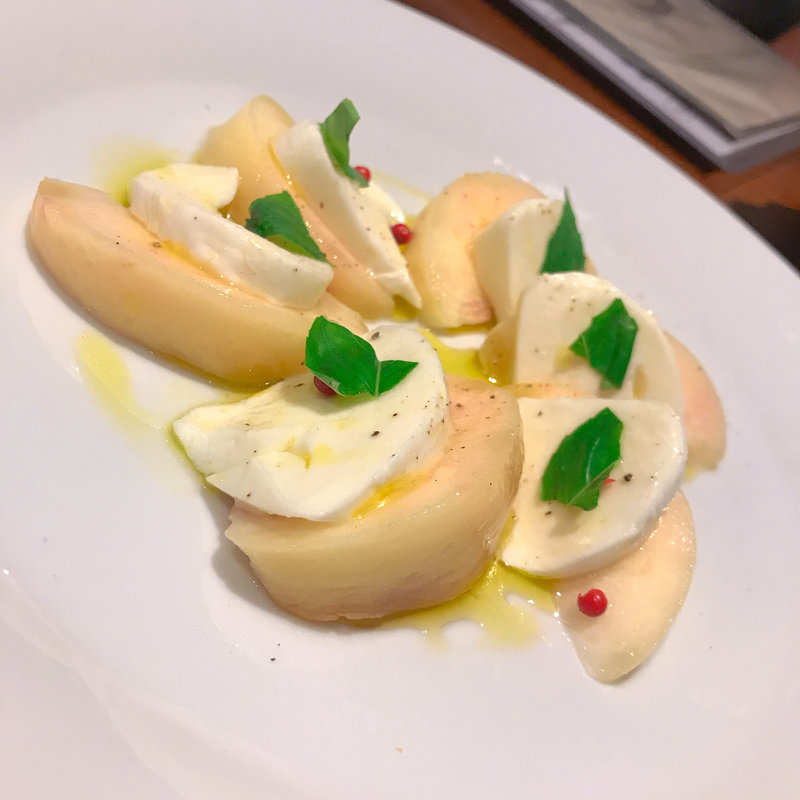 桃とモッツァレラのカプレーゼ(LEGAME)