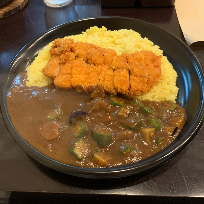 オクラとナスとカツカレー(つぼやきカレーキートン幟町店)