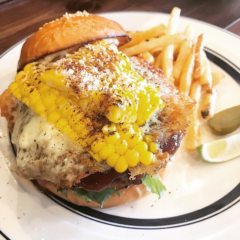 旬のとうもろこしとクリスピーチーズバーガー(アンバープレイス)