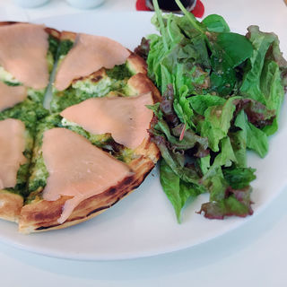 サーモンとチーズのピザ(フラッグスカフェ)