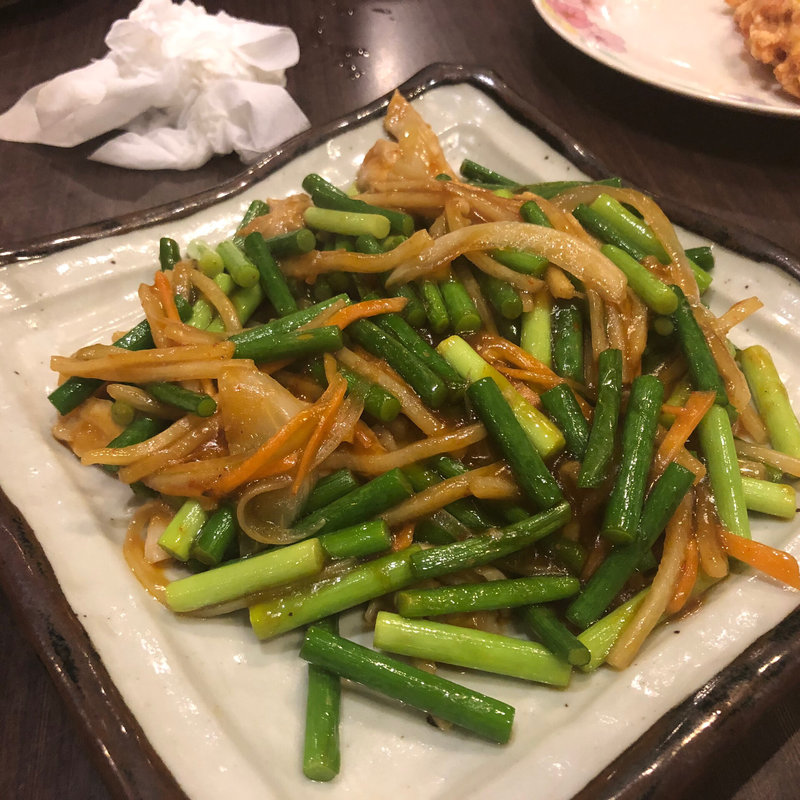 ニンニクの芽とホルモン炒め(台湾料理 吉吉 （タイワンリョウリ ヨシヨシ）)