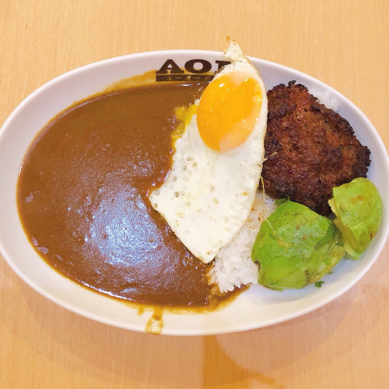 ハンバーグカレー （トッピング:目玉焼き、アボカド）(AOI)