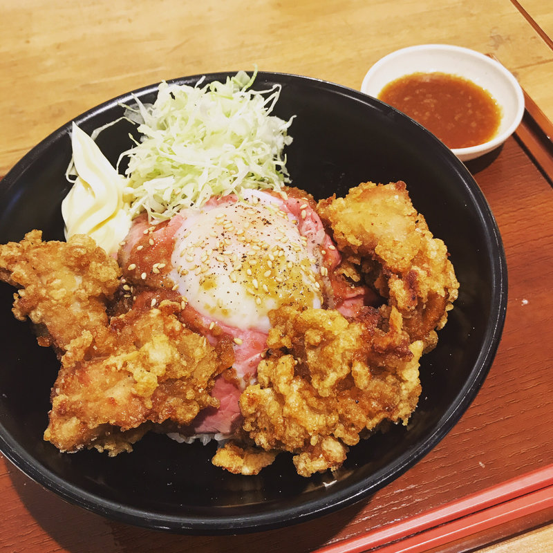 ローストビーフ丼 唐揚げのせ(肉のごちそう やまと)