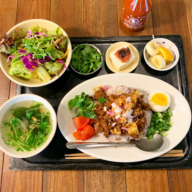 薬味たっぷり肉味噌のそぼろご飯＋パクチー(think食堂 （シンクショクドウ）)