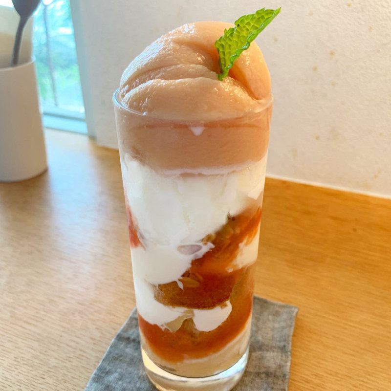 桃のパンナコッタパフェ(ゼルコバ食堂)