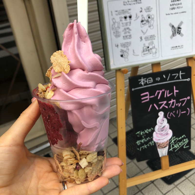 ヨーグルトハスカップのソフト、ハスカップのジェラート、アクオリーナのジェラートに使ってるナッツ入りシリアルゴロゴロのカップデザート(ジェラテリアアクオリーナ （GELATERIA ACQUOLINA）)