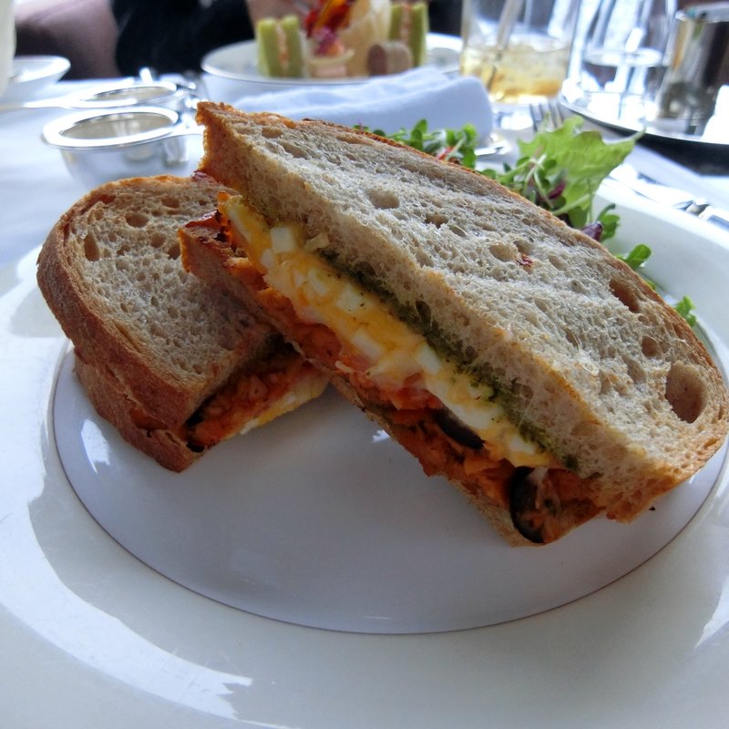 ツナとボイルドエッグ　ドライトマト　バジル　モッツァレラチーズのホットサンド(ピーク ラウンジ)