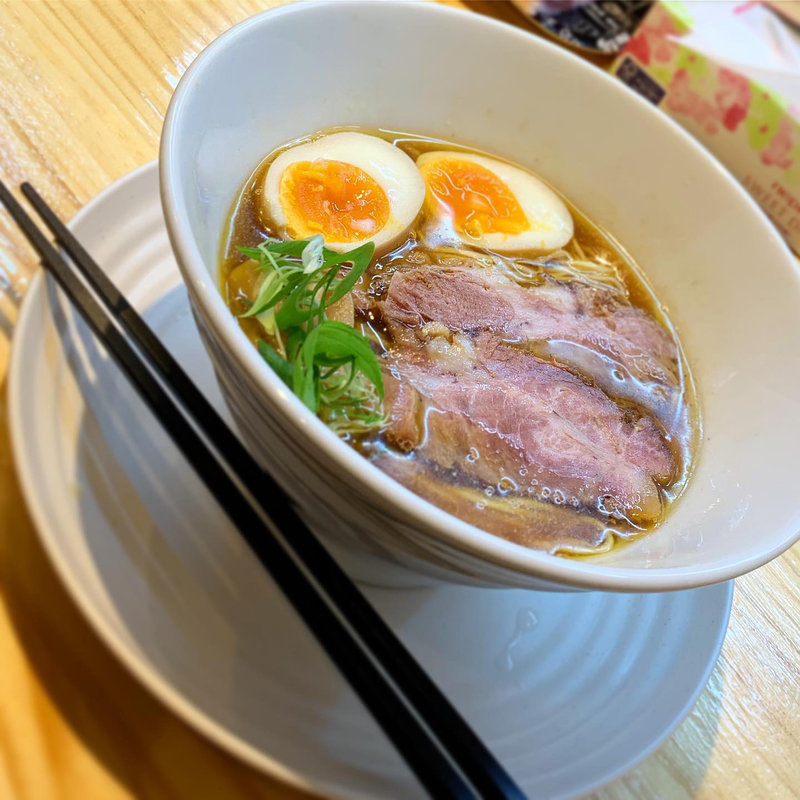 煮干中華そば(煮たまご).(中華そば煮干しや )