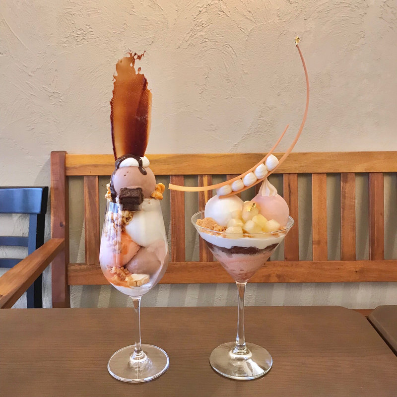 桃とサバランのパフェ(ジェラート専門店 ＳＵＧＩＴＯＲＡ)