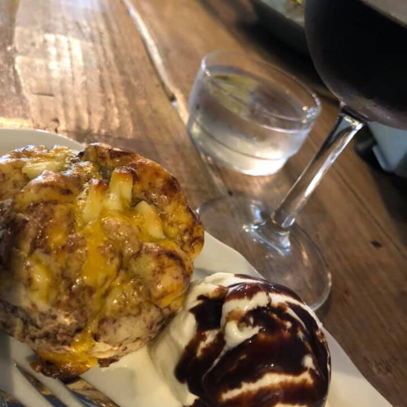 スコーン（アイスクリーム添え）(THE REVIVAL HOUSE)